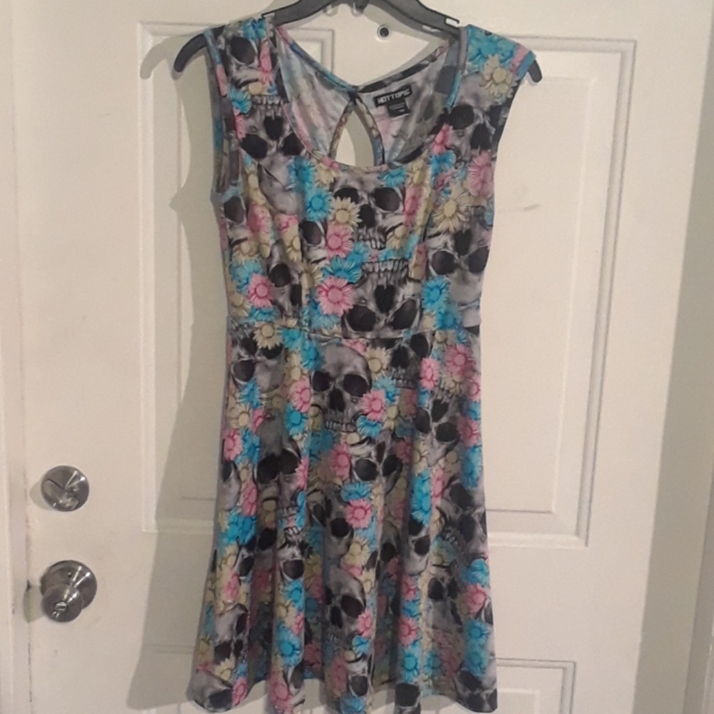 Hot topic Skulls and flowers